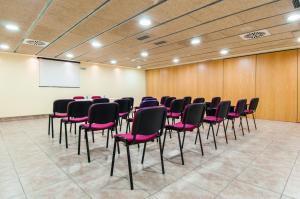 Zona business o sala de conferencias en ibis Styles Pamplona Noain