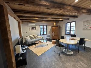 a living room with a table and a couch at Schriner Hüss - Chambres d'hôtes & Gîtes in Beblenheim