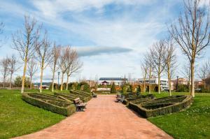 Jardín al aire libre en ibis Styles Pamplona Noain