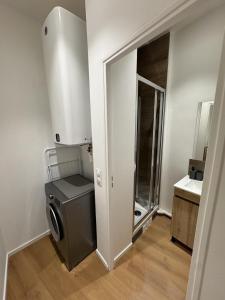 a laundry room with a washing machine and a sink at L'Olivier RDC in Abbeville +25 photos