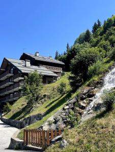 un edificio sul fianco di una collina con una cascata di Meribel Centre Mountain View a Mussillon