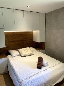una camera da letto con un letto con armadi bianchi di Meribel Centre Mountain View a Mussillon