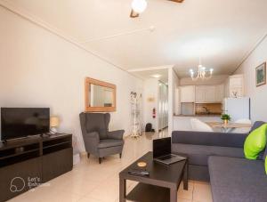 ein Wohnzimmer mit Sofa und Fernseher in der Unterkunft Chayofa Escape Relax and Enjoy in Chayofa