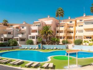 ein Schwimmbad vor einem Gebäude in der Unterkunft Chayofa Escape Relax and Enjoy in Chayofa