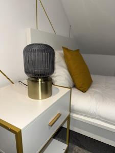 Katil atau katil-katil dalam bilik di Cozy 2 Bed Home in Ilford- Contractors & Groups Welcome