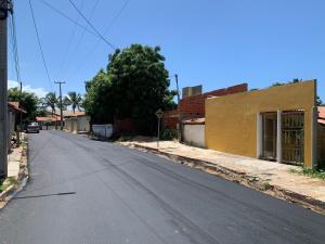 una strada vuota in una piccola città di III Chalés O Sertanejo BG a Barra Grande