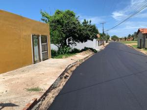 una strada vuota accanto a un edificio in una strada di III Chalés O Sertanejo BG a Barra Grande
