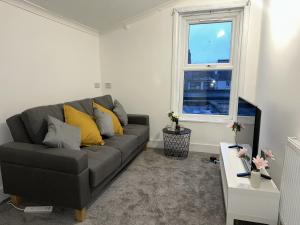 Ruang duduk di Cozy 2 Bed Home in Ilford- Contractors & Groups Welcome