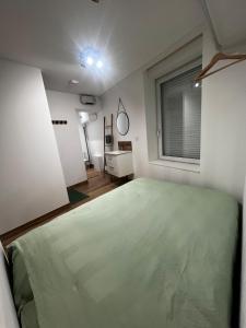 Ένα ή περισσότερα κρεβάτια σε δωμάτιο στο Logement cosy pour 2 personnes