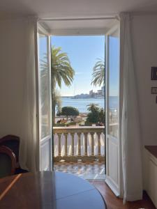 una porta aperta su un balcone con vista sull'oceano di Casa Luigina appartamento sul mare nel centro di Rapallo a Rapallo