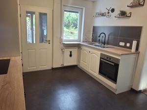 Kuchyň nebo kuchyňský kout v ubytování Monteurwohnung + 1 fotografie