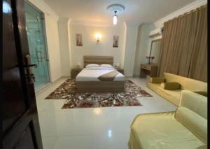 um quarto com uma cama e uma sala de estar em Tut View the pyramids em Cairo