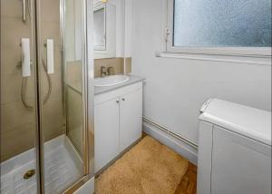 Ένα μπάνιο στο Spacious and Family Apartment