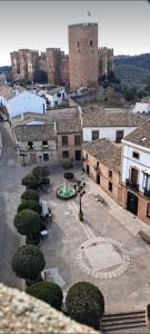 a courtyard with a fountain in the middle of a city at Alojamiento el camarín in Baños de la Encina