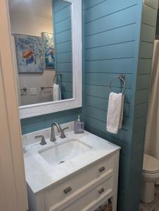 Ein Badezimmer in der Unterkunft Double Take! Renovated Vacation Home