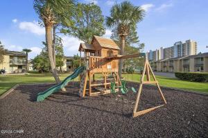 Ein Kinderspielbereich in der Unterkunft Double Take! Renovated Vacation Home
