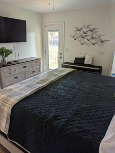 Ein Bett oder Betten in einem Zimmer der Unterkunft Double Take! Renovated Vacation Home