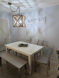 Ein Sitzbereich in der Unterkunft Double Take! Renovated Vacation Home