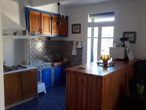 een keuken met blauwe kasten en een houten aanrecht bij Rue sebastien spacious apartment close beach in Banyuls-sur-Mer