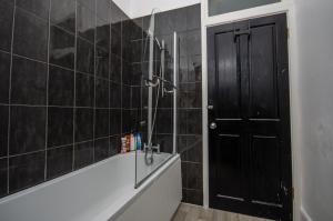 Ένα μπάνιο στο Stylish 91sqm Victoria 2 bedroom Apartment +31 φωτογραφίες