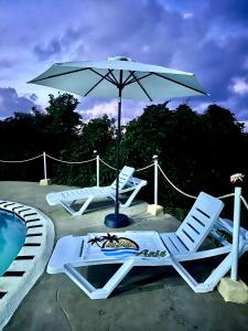 Πισίνα στο ή κοντά στο 876 Oasis -King Bed - Sunset View Retreat- Jacuzzi
