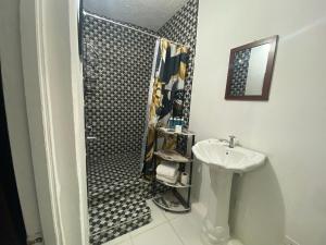 Ένα μπάνιο στο 876 Oasis -King Bed - Sunset View Retreat- Jacuzzi +13 φωτογραφίες