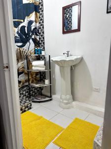 Ένα μπάνιο στο 876 Oasis -King Bed - Sunset View Retreat- Jacuzzi