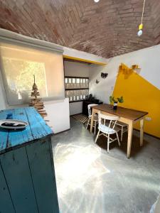 Η κουζίνα ή μικρή κουζίνα στο CASITA PINTORESCA EN LAS SIERRAS Y LAGO