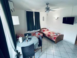 ein Zimmer mit einem Bett und einem Tisch und einem Bett und einem Schlafzimmer in der Unterkunft Cosy apartment in Pag / 26 m² / Sea view in Pag