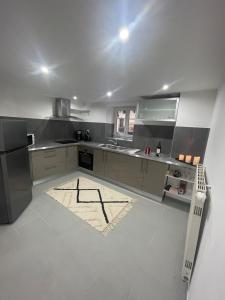 Kuchyň nebo kuchyňský kout v ubytování Charmante maison
