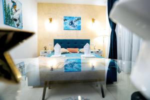 ein Schlafzimmer mit einem Bett und einem Tisch mit Kerzen in der Unterkunft Double room with Balcony Transalpina Ski Resort - DBL2 in Obarsia-Lotrului