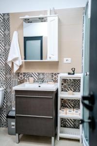 ein Badezimmer mit Waschbecken und Spiegel in der Unterkunft Double room with Balcony Transalpina Ski Resort - DBL2 in Obarsia-Lotrului + 45 Fotos