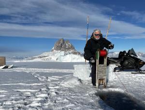 Ice Hut on the Sea Ice v zimě
