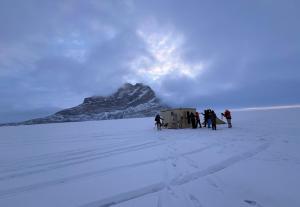 Ice Hut on the Sea Ice v zimě