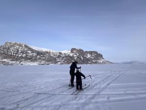 Ice Hut on the Sea Ice v zimě