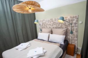 Giường trong phòng chung tại Berlin hautnah! Designer-Apartment an der Spree