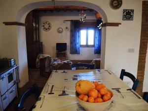 SassaにあるVia La Torre in Sassaの台所のテーブルに置いたオレンジ