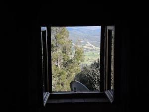 SassaにあるVia La Torre in Sassaの山の景色を望む窓