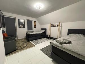 Una cama o camas en una habitación de Komfortable gepflegte Einfamilienhaus-max 8 Pers