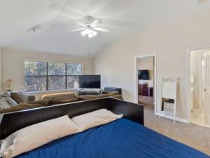ein Schlafzimmer mit einem blauen Bett und einem Sofa in der Unterkunft Cozy Sunterro Serenity in North Austin Pet Friendly in Austin + 29 Fotos
