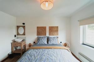 Postel nebo postele na pokoji v ubytování Appartementen met zicht op de rivier de Semois en eigen balkon