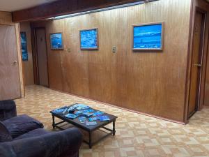 纳塔列斯港Hostal Reymar的客厅里有一张沙发和一张桌子。