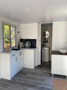 Kuchyň nebo kuchyňský kout v ubytování Haven's Hideaway - Tiny Home