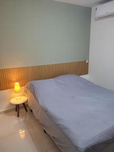 Un pat sau paturi într-o cameră la Flat topo da montanha 506
