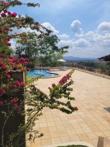 Piscina de la sau aproape de Flat topo da montanha 506