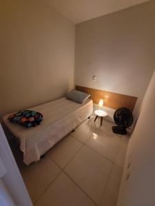 Un pat sau paturi într-o cameră la Flat topo da montanha 506 +30 fotografii