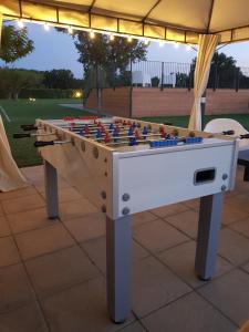 stół do gry w piłkarzyki na patio w obiekcie Agriturismo Villa al piano w mieście Todi