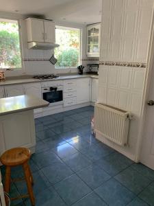 Kuchyň nebo kuchyňský kout v ubytování Casa Vitacura 12p pool snow shopping clinicas 5 dorm - 8 camas