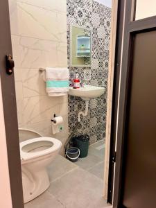 un baño con inodoro y lavabo en Cocon Chaleureux Downtown Rabat-Gare, en Rabat