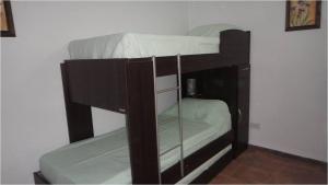 een paar stapelbedden in een kamer bij La posada del Nono in Villa Gesell